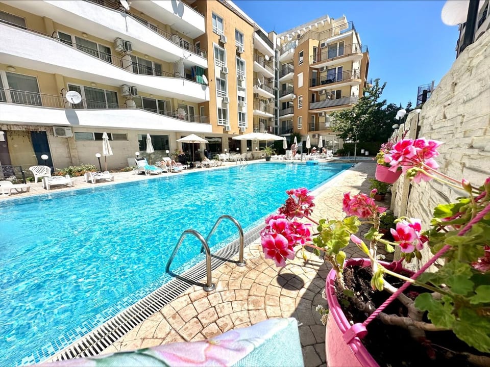 Day, Pool view