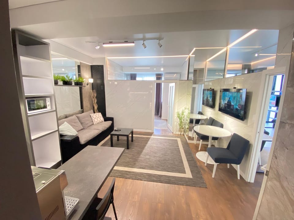 TV and multimedia, Kitchen or kitchenette, Living room, Photo of the whole room, Dining area