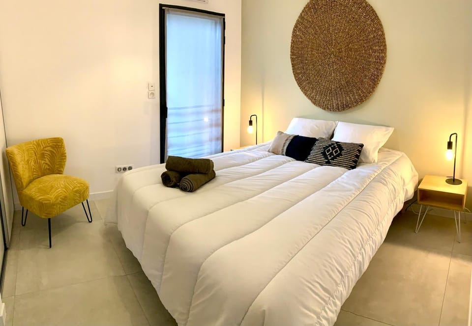 Bed, Photo of the whole room, Bedroom