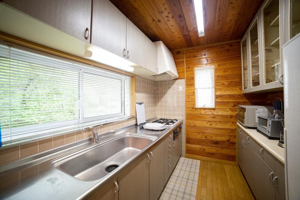 Kitchen or kitchenette, minibar, stove