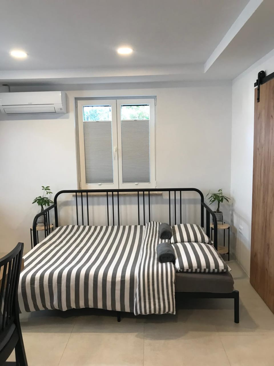 Bed, Living room, air conditioner