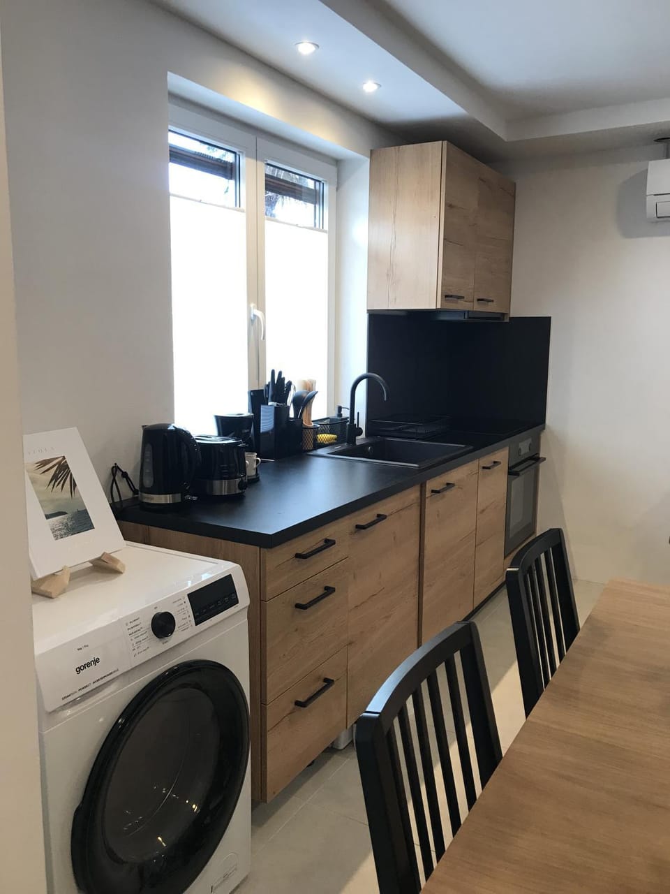 Coffee/tea facilities, Kitchen or kitchenette, pet friendly, stove, toaster, washing machine, dryer, air conditioner