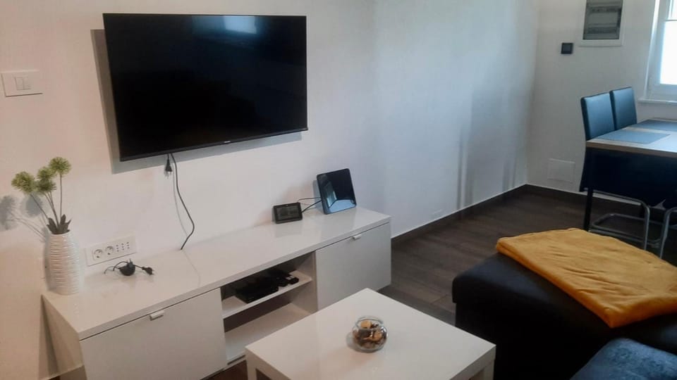 Communal lounge/ TV room, TV and multimedia, Living room