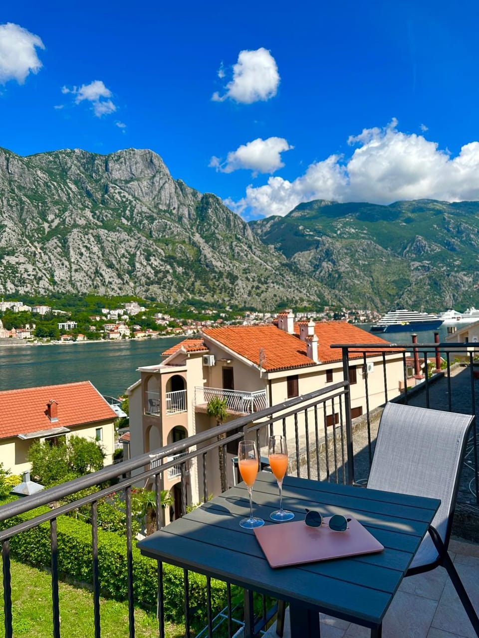Nearby landmark, Day, Natural landscape, View (from property/room), Balcony/Terrace, Mountain view