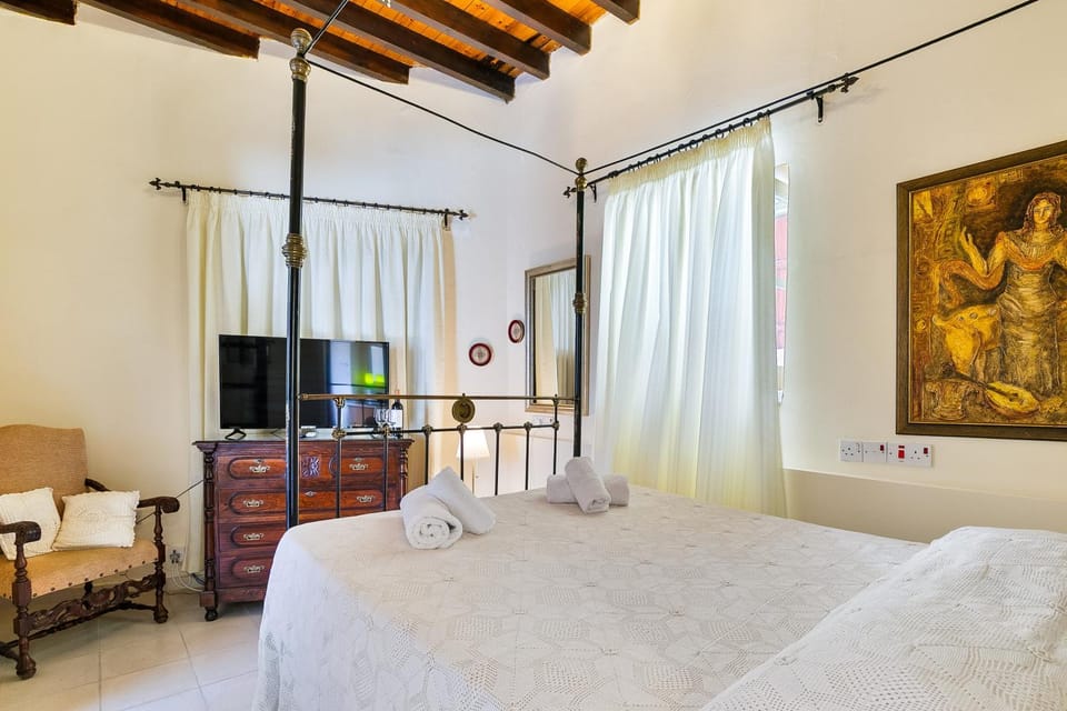 Bed, TV and multimedia, Photo of the whole room, Bedroom