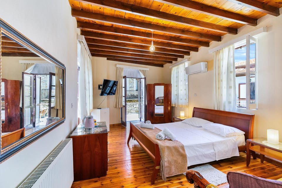 Bed, TV and multimedia, Photo of the whole room, Bedroom