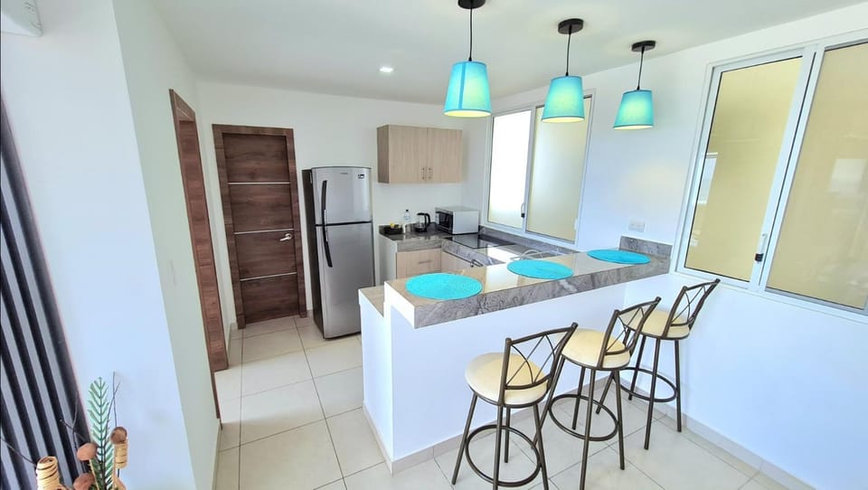Kitchen or kitchenette, Dining area, minibar