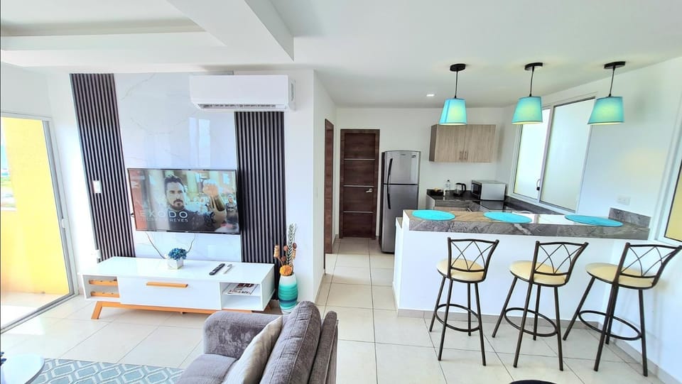Kitchen or kitchenette, Living room, Seating area, Dining area