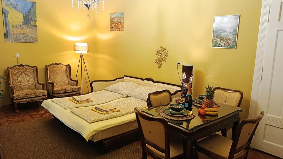 Bed, Food and drinks, Seating area, Bedroom
