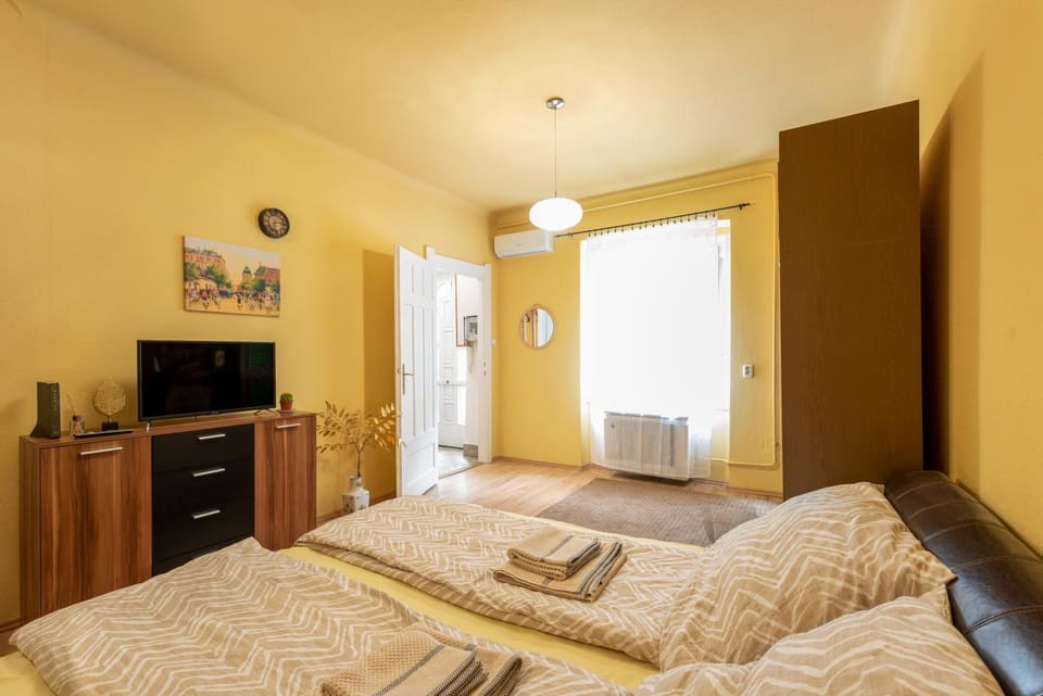 Bed, TV and multimedia, Bedroom, internet, towels, air conditioner