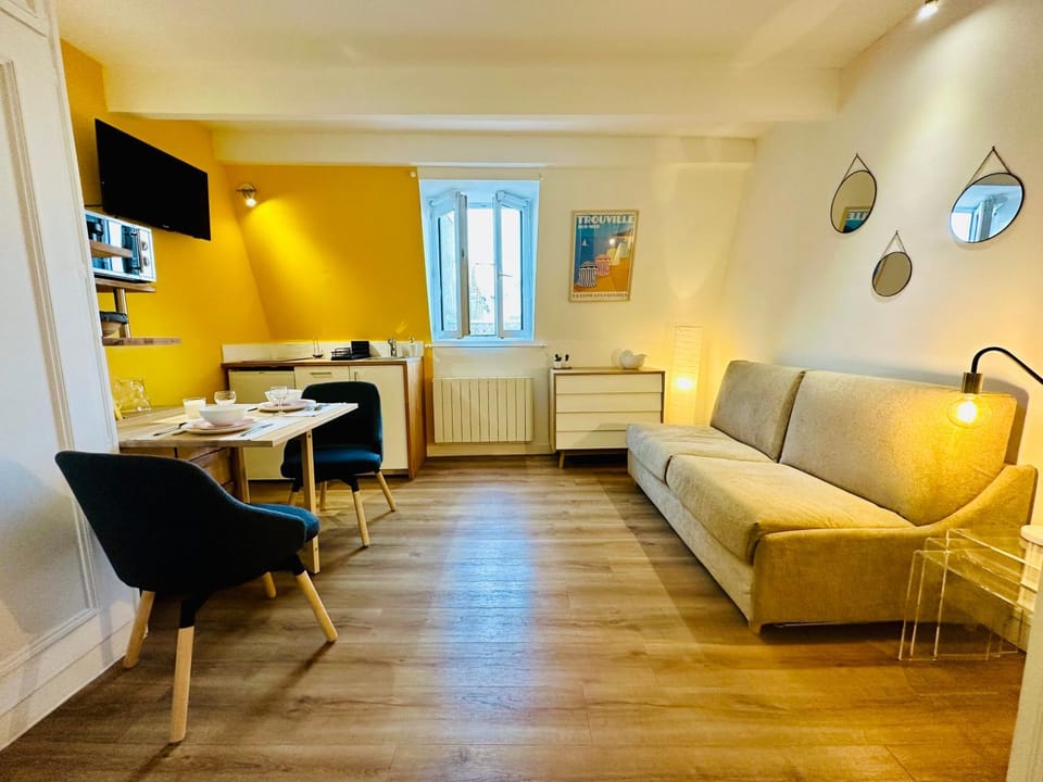 Casino, TV and multimedia, Coffee/tea facilities, Kitchen or kitchenette, Living room, Seating area, Dining area, Beach, City view, internet, minibar, storage, stove, wardrobe, kitchen