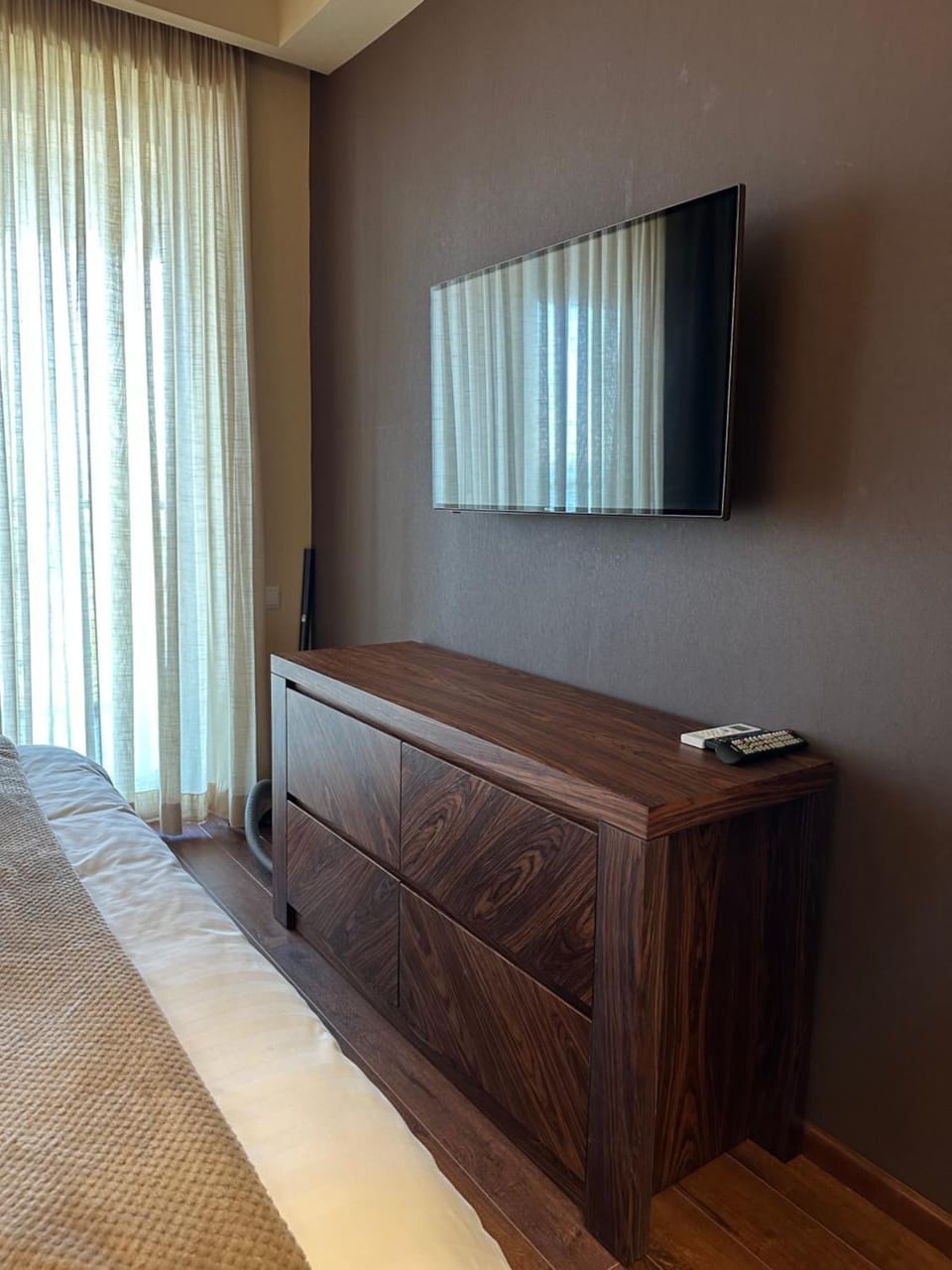 Bed, TV and multimedia, Bedroom