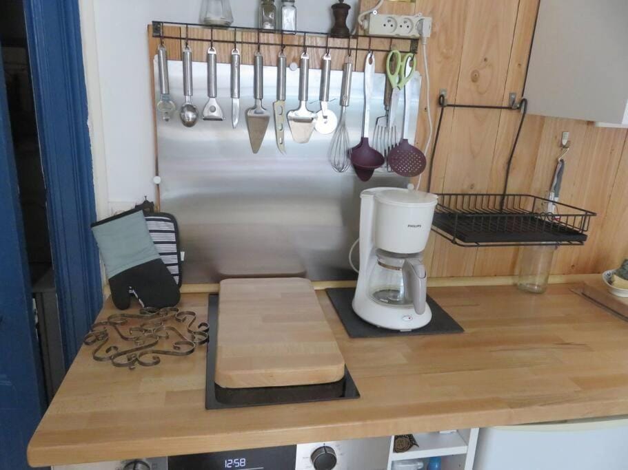 Kitchen or kitchenette, Dining area, stove