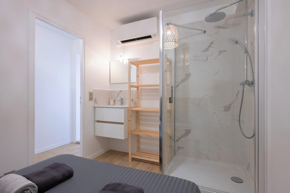 Shower, Bedroom