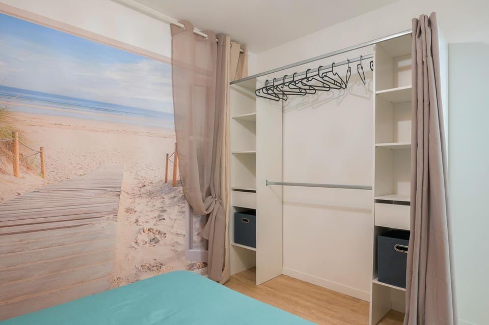 Bedroom, wardrobe