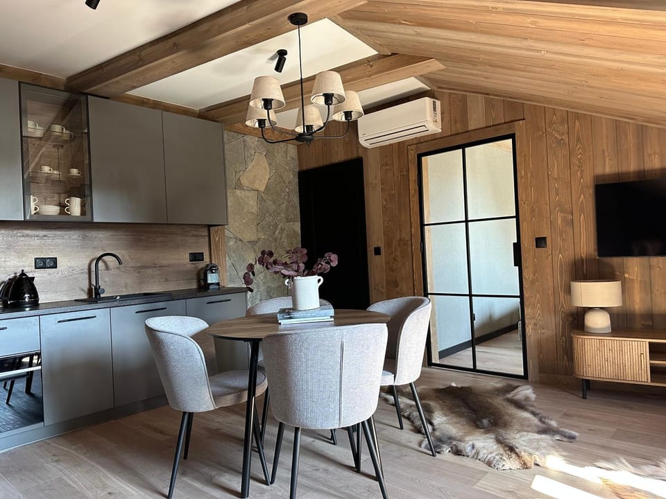 Kitchen or kitchenette, Dining area
