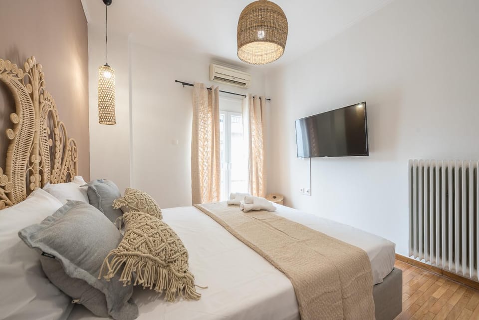 Bed, TV and multimedia, Bedroom, towels, air conditioner