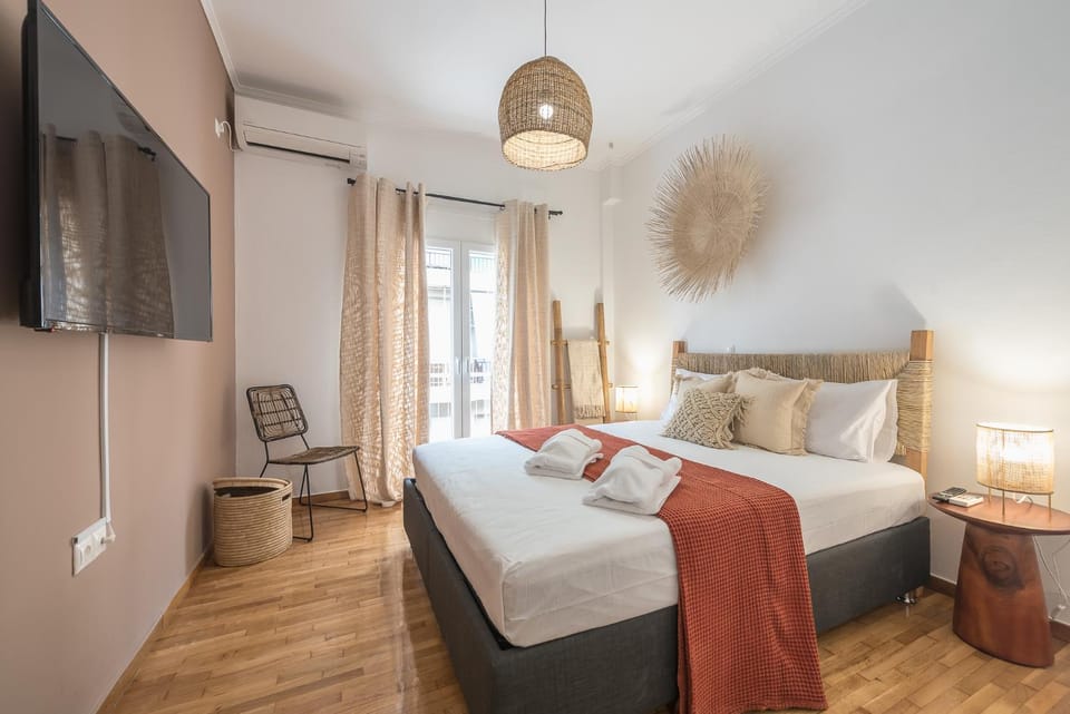 Bed, TV and multimedia, Bedroom