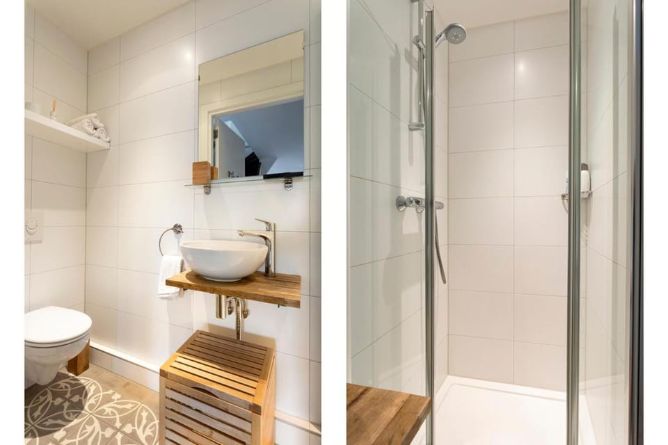 Shower, Toilet, towels
