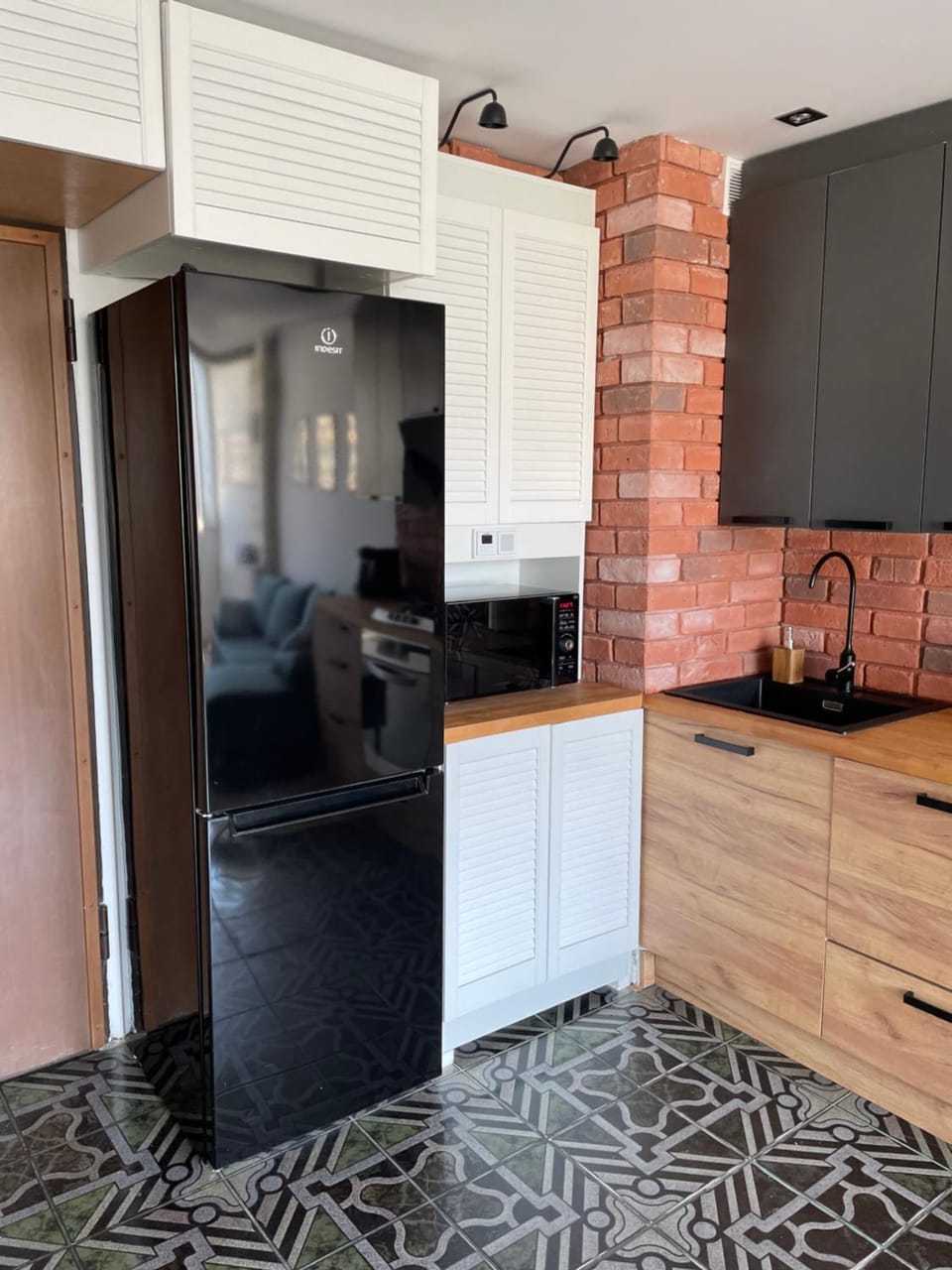 Kitchen or kitchenette, minibar