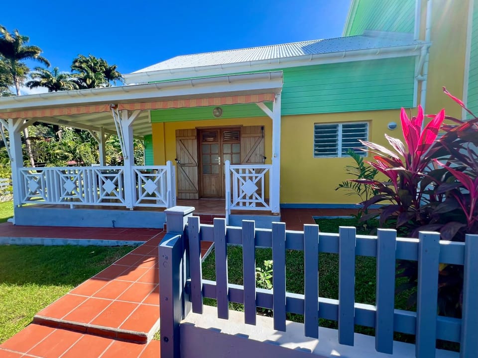 Property building, Facade/entrance, Garden, Garden view