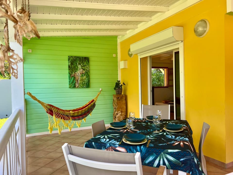 Property building, Balcony/Terrace, Meals, Family