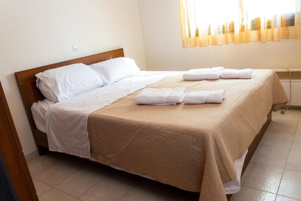 Bed, Bedroom, towels