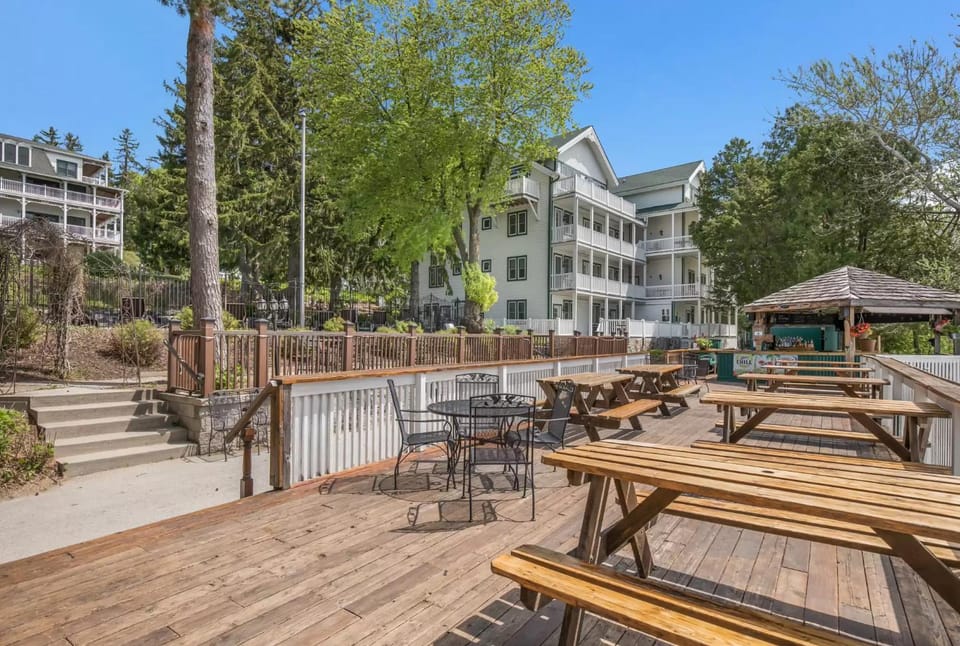 Property building, Restaurant/places to eat, Lounge or bar