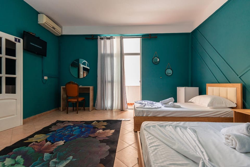 Bed, TV and multimedia, Photo of the whole room, Bedroom, towels, air conditioner
