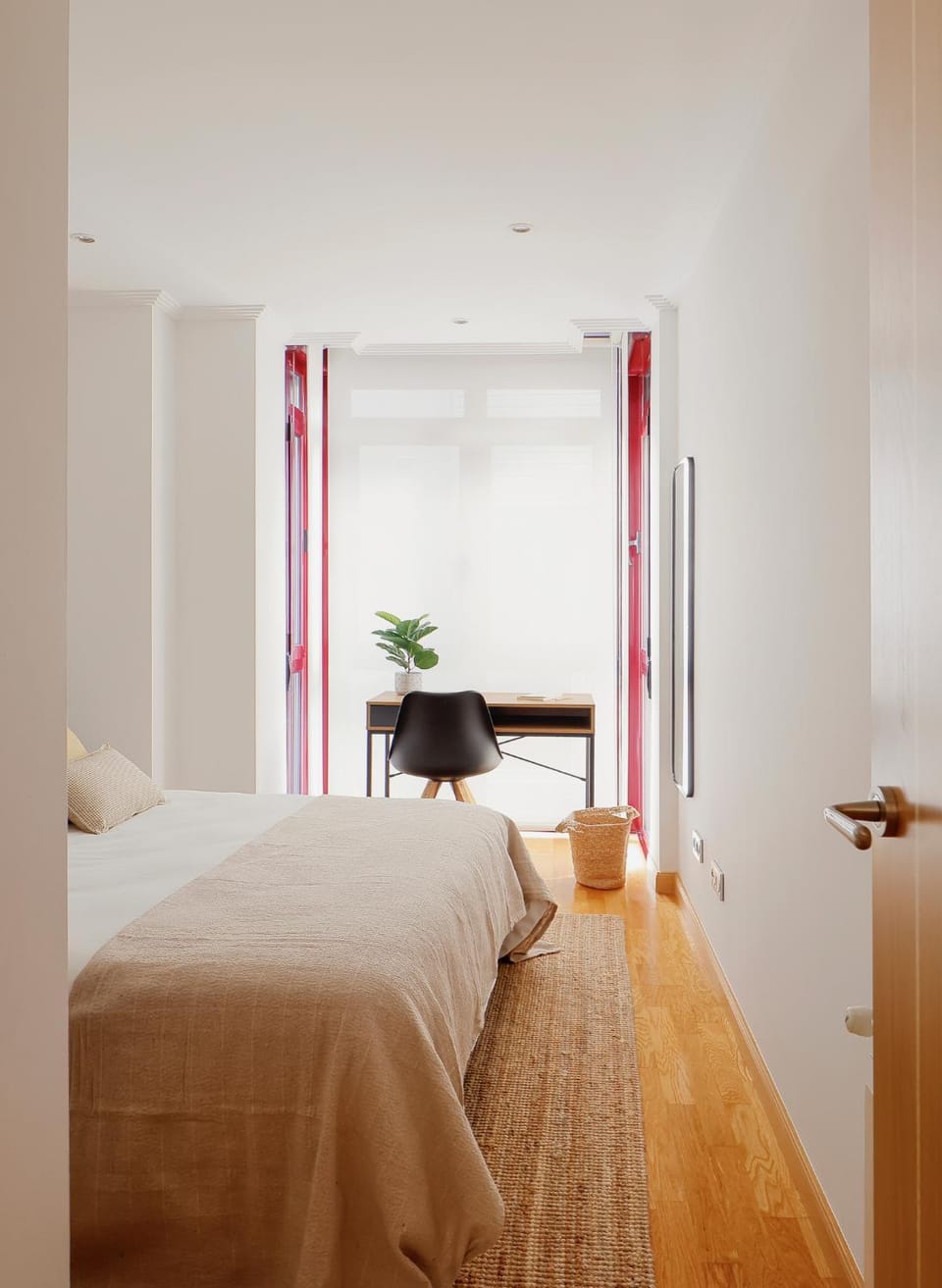 Bed, Photo of the whole room, Seating area, Bedroom