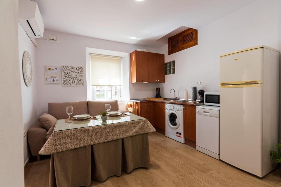 Kitchen or kitchenette, Dining area, dishwasher, toaster