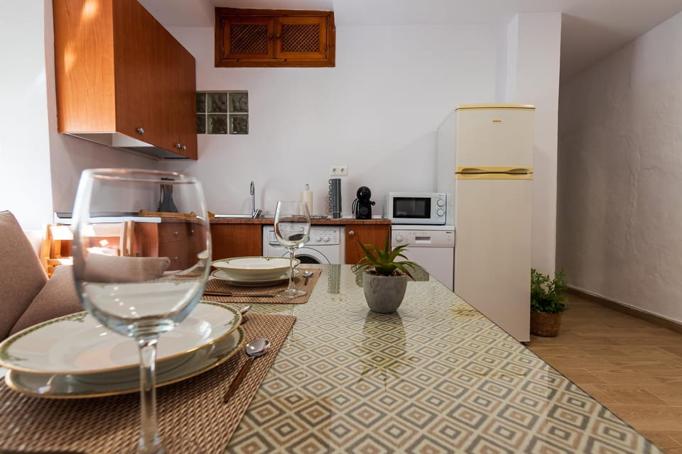 Kitchen or kitchenette, minibar, stove