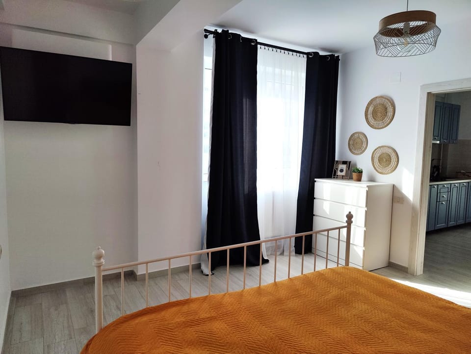 Bed, TV and multimedia, Living room, Photo of the whole room, Seating area, Bedroom