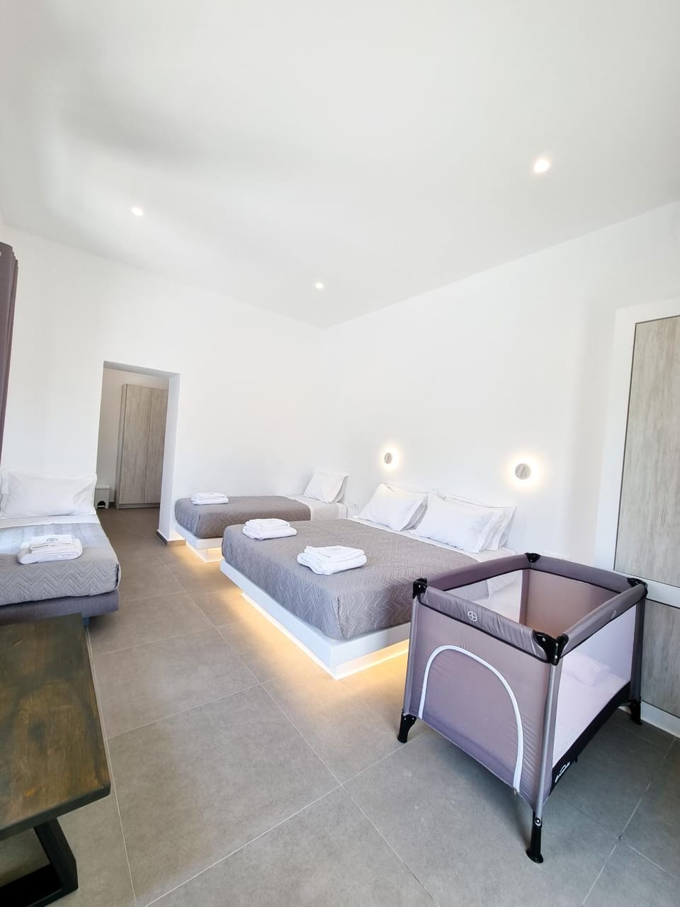 Bed, Living room, Photo of the whole room, Seating area, Bedroom, children