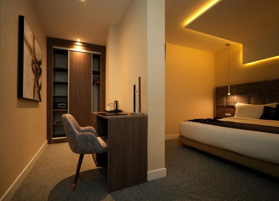 Bed, Seating area, hair dresser