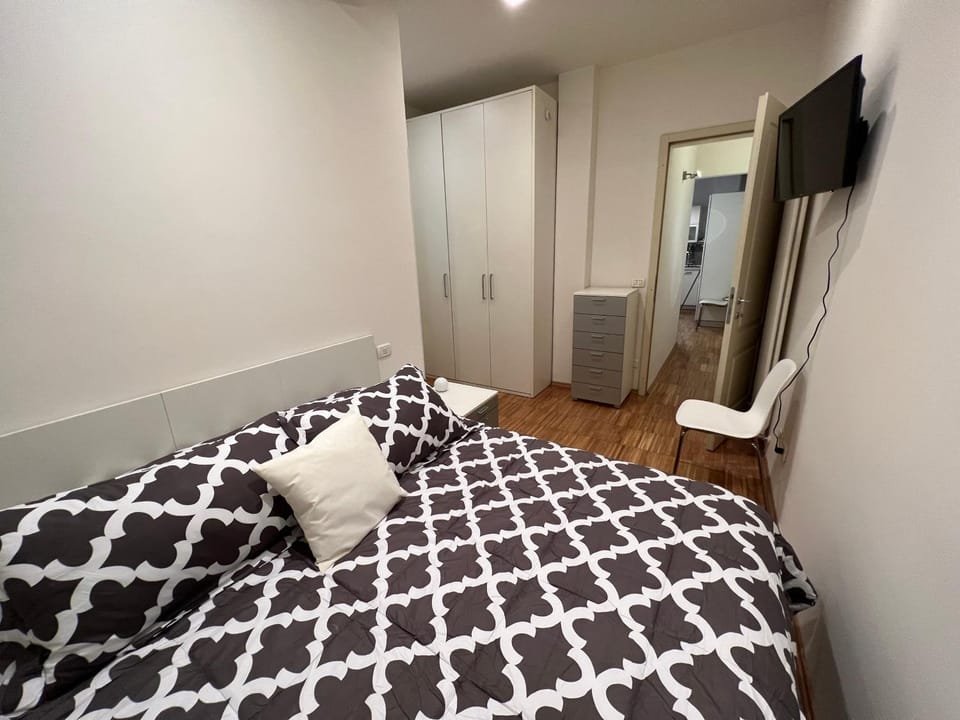 Bed, TV and multimedia, Photo of the whole room, Bedroom, wardrobe