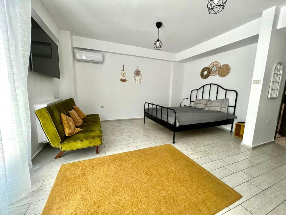Bed, TV and multimedia, Photo of the whole room, Seating area, Bedroom, air conditioner