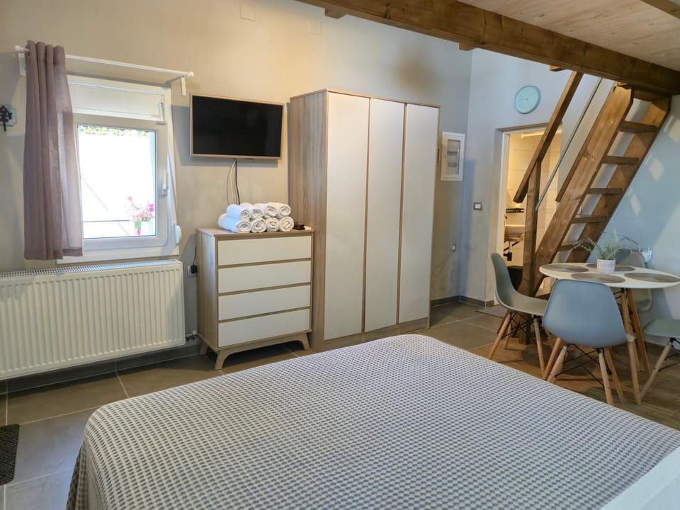 TV and multimedia, Photo of the whole room, wardrobe