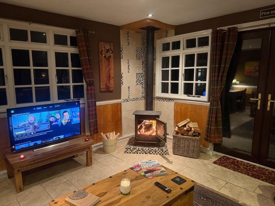 TV and multimedia, Living room, fireplace