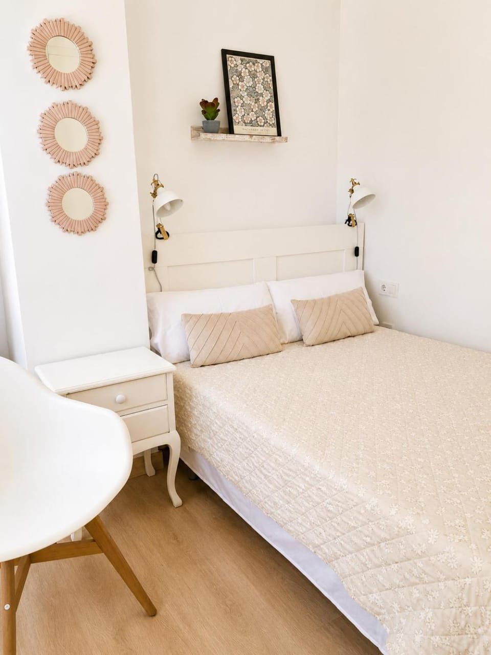Bed, Photo of the whole room, Bedroom