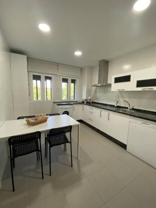 Kitchen or kitchenette, Dining area, dishwasher, minibar, pet friendly, stove
