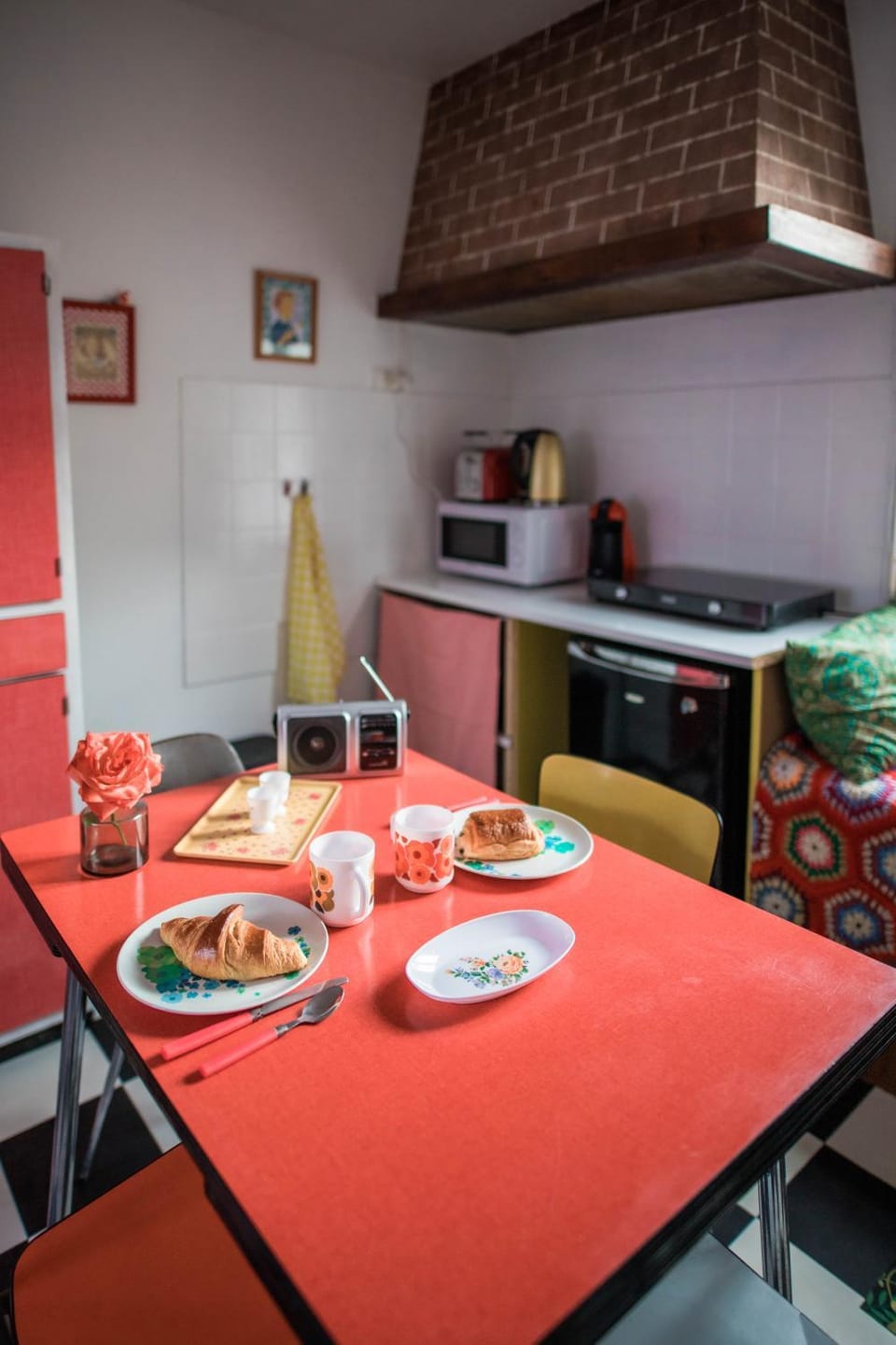 Kitchen or kitchenette, Dining area, minibar, stove