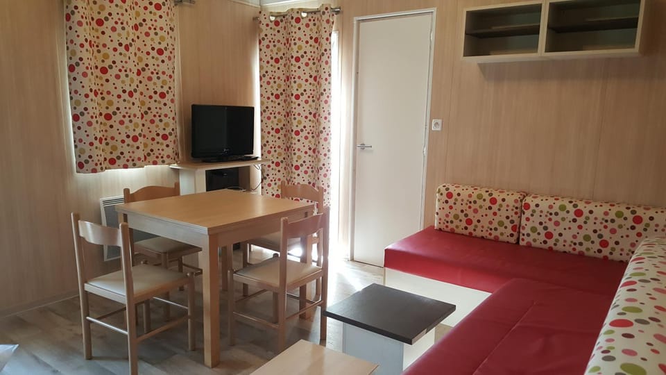 Communal lounge/ TV room, TV and multimedia, Living room, Seating area, Dining area