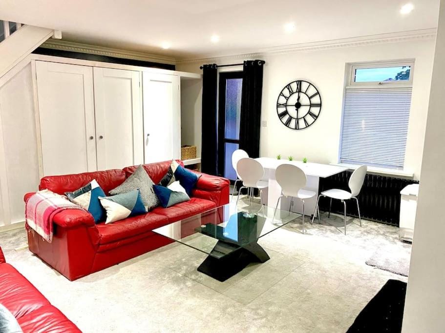 The Lodge Annex - immaculate coastal property Apartment in Wales