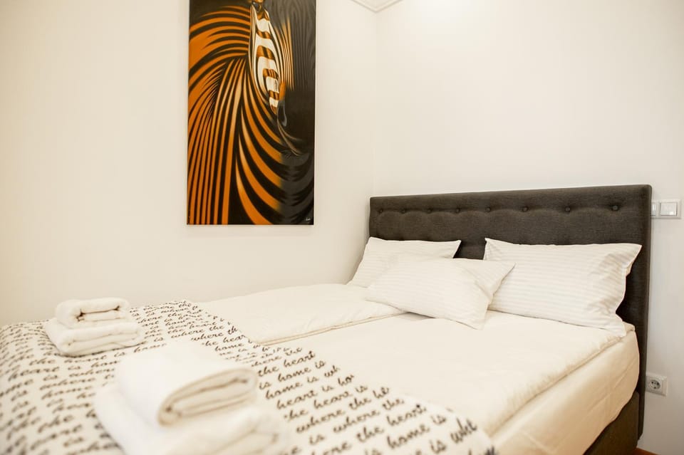 Bed, Bedroom, towels