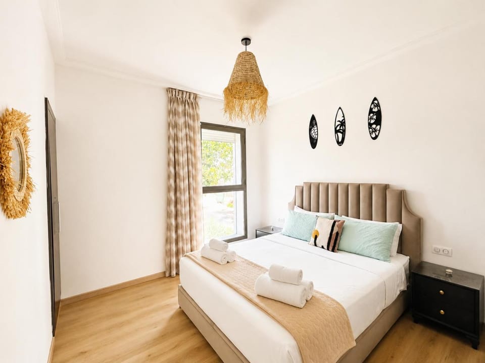 Bed, Bedroom, Garden view, towels