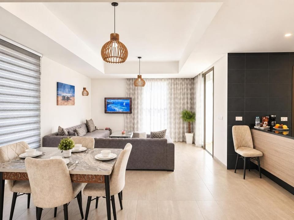 Kitchen or kitchenette, Seating area, Dining area