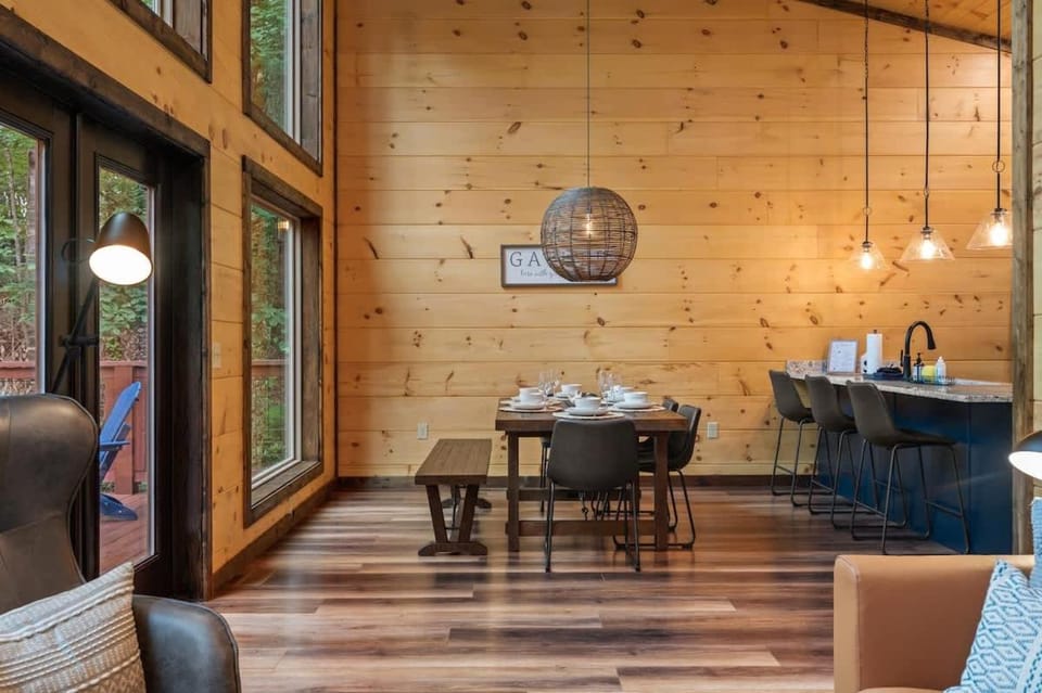New Cozy Mountain Chalet Hot Tub Near Downtown Chalet in Gatlinburg