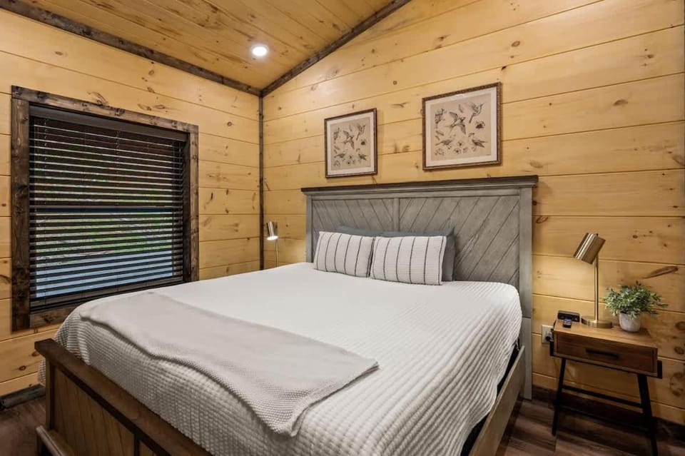 New Cozy Mountain Chalet Hot Tub Near Downtown Chalet in Gatlinburg
