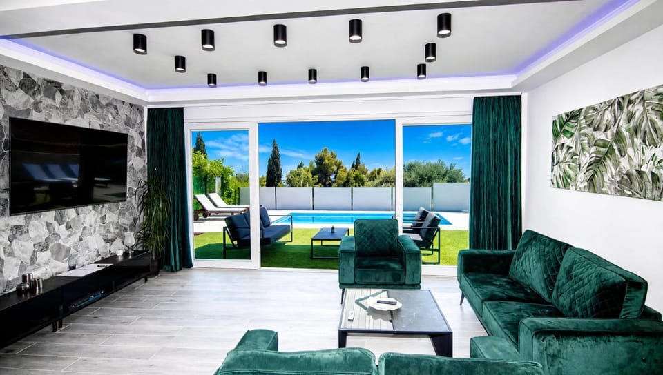 TV and multimedia, Living room, Pool view